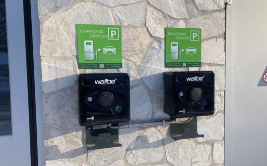 Wallboxen zum Aufladen von Elektroautos direkt am Wasserkraftwerk in Pfitsch